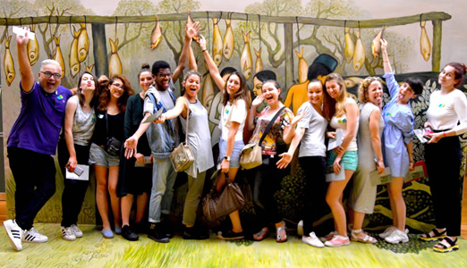 étudiants styliste à la noationale gallerie de singapour